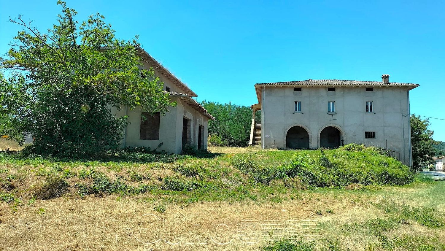 UMBERTIDE. Ampio casale con annesso.