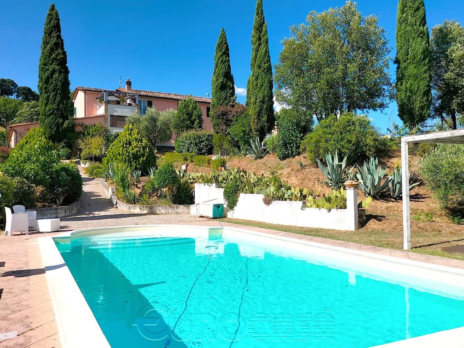 CITERNA. Bellissimo casale con piscina in zona panoramica