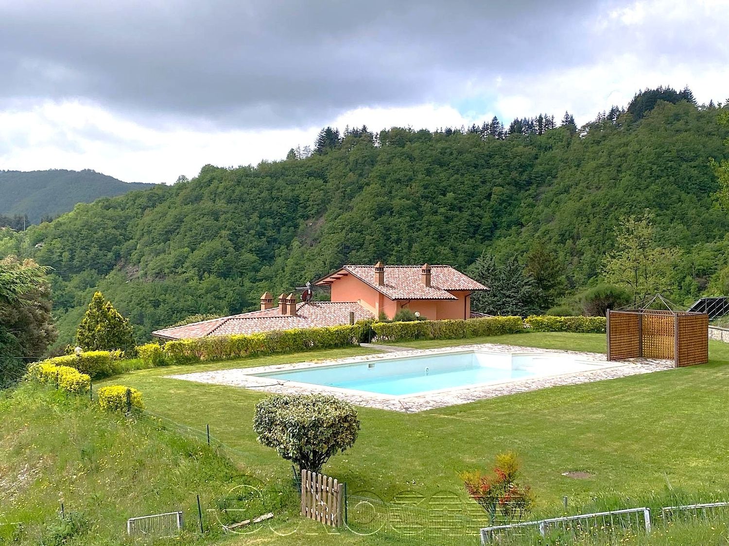 CORTONA. Villa divisa in 3 appartamenti adatta per B&amp;B