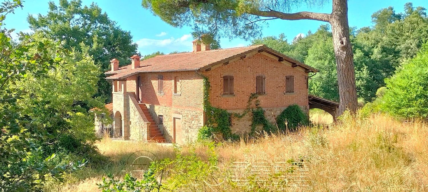 CASTEL RIGONE. Casale con 2 ettari di terreno