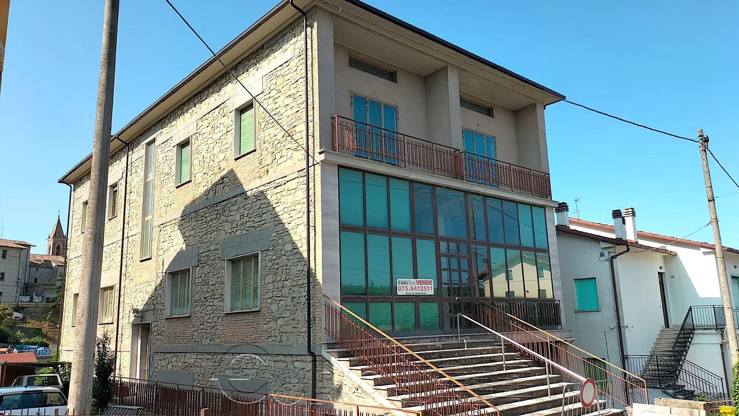 PIETRALUNGA. Intera palazzina con appartamento, negozio e magazzini