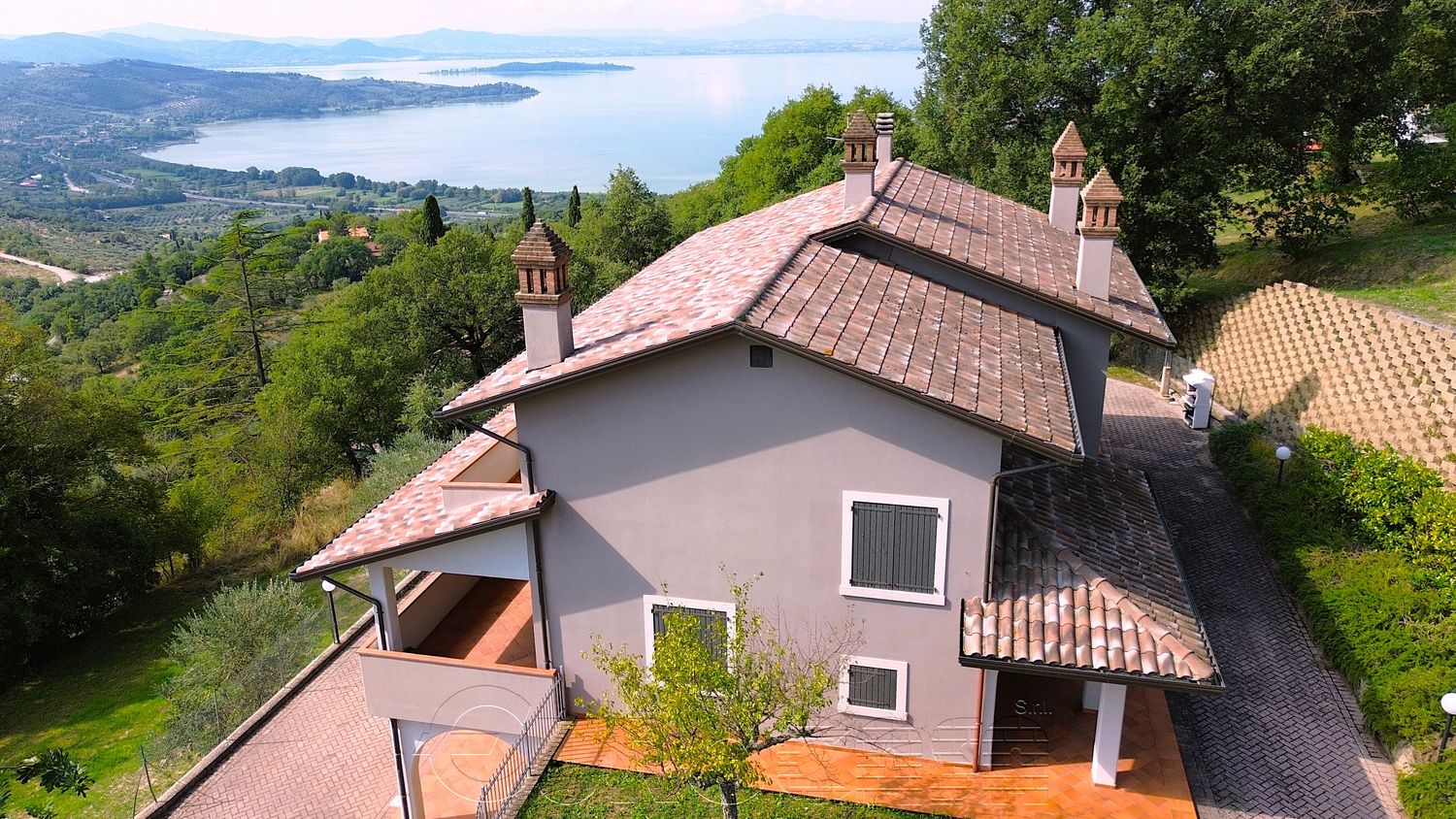 PASSIGNANO SUL TRASIMENO. Villa di 350 mq con vista lago