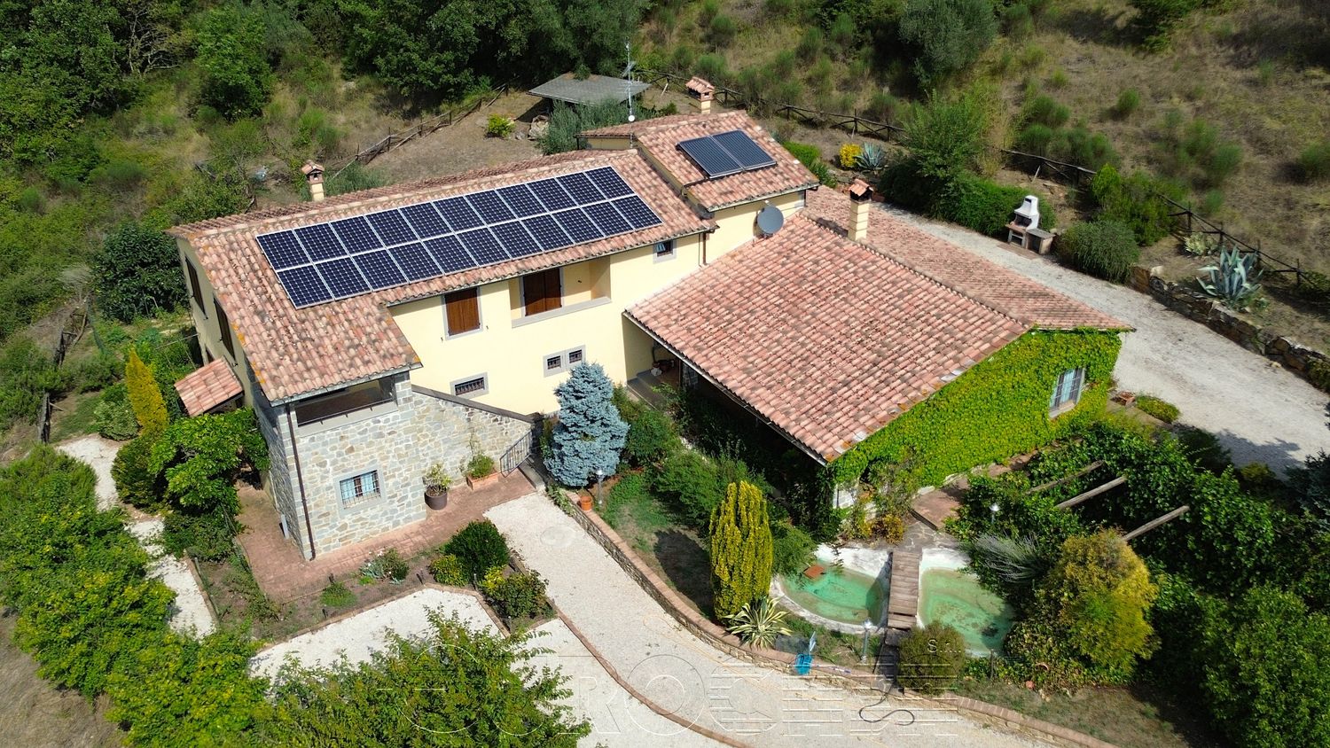 LISCIANO NICCONE. Casale con 3 appartamenti e ampio terreno.