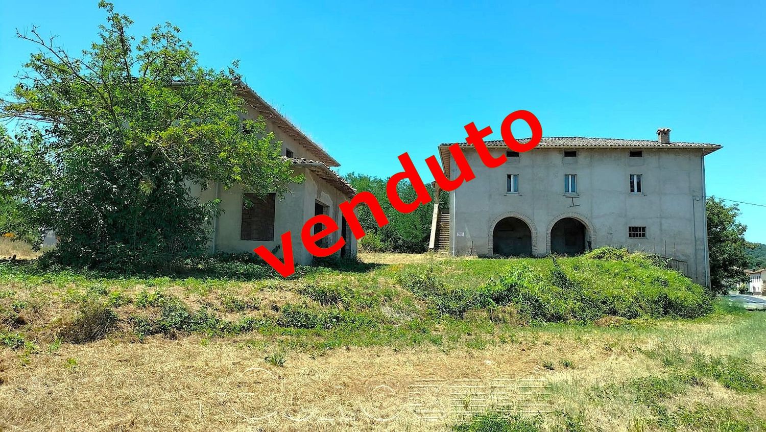 UMBERTIDE. Ampio casale con annesso.