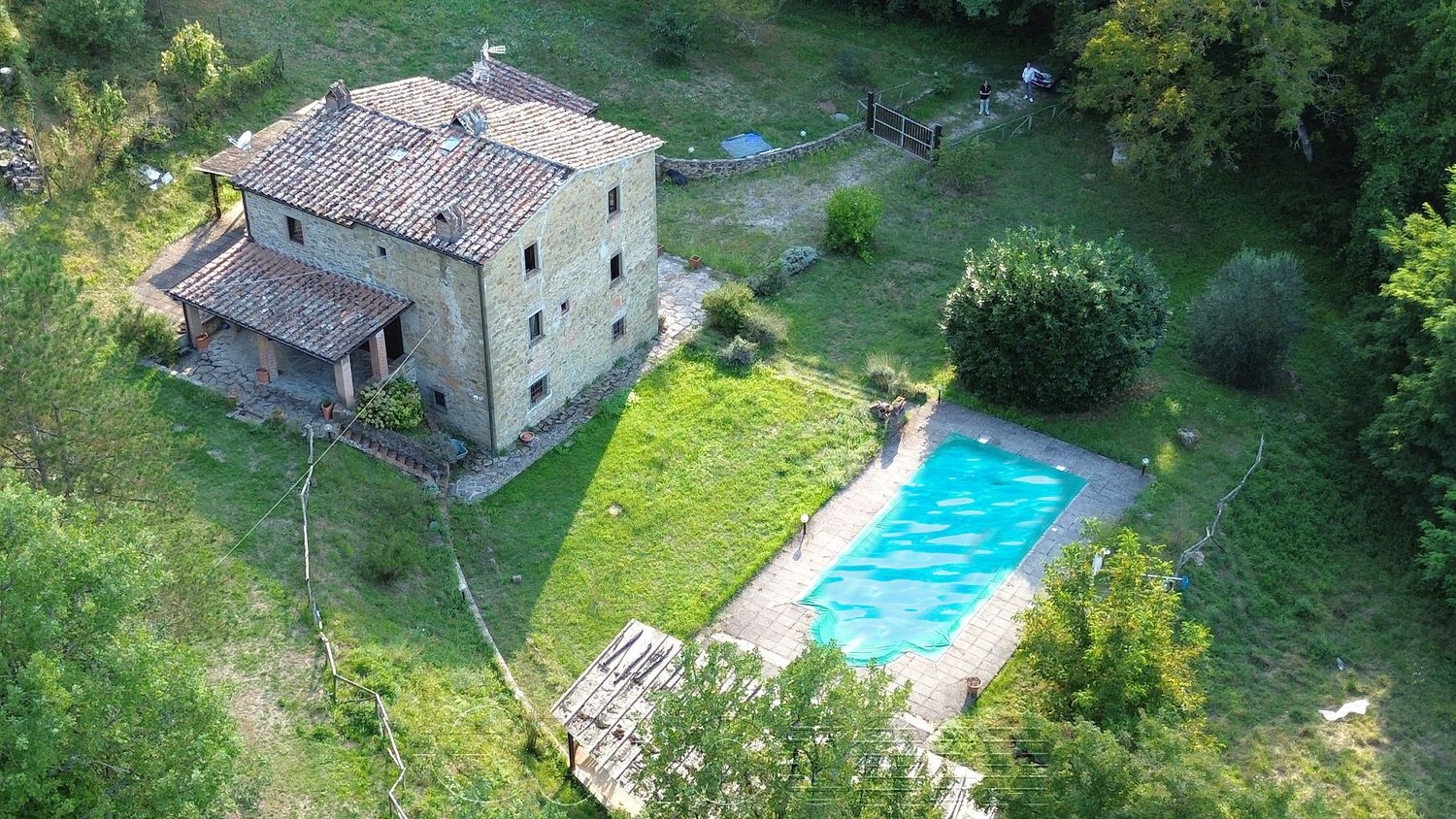Monte Santa Maria Tiberina. Casale bifamiliare con piscina e terreno