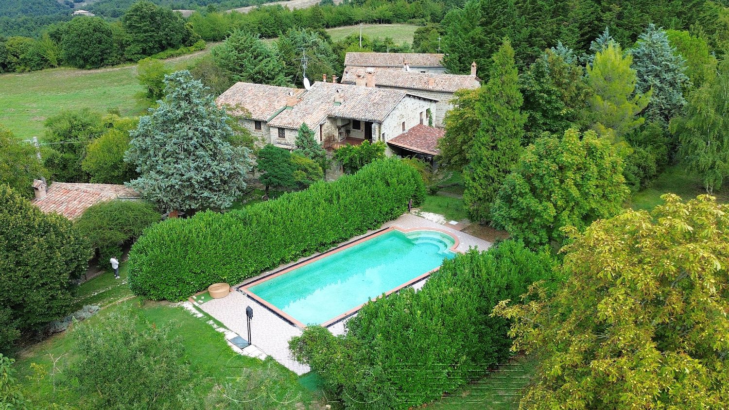 GUBBIO. Ampio casale con piscina
