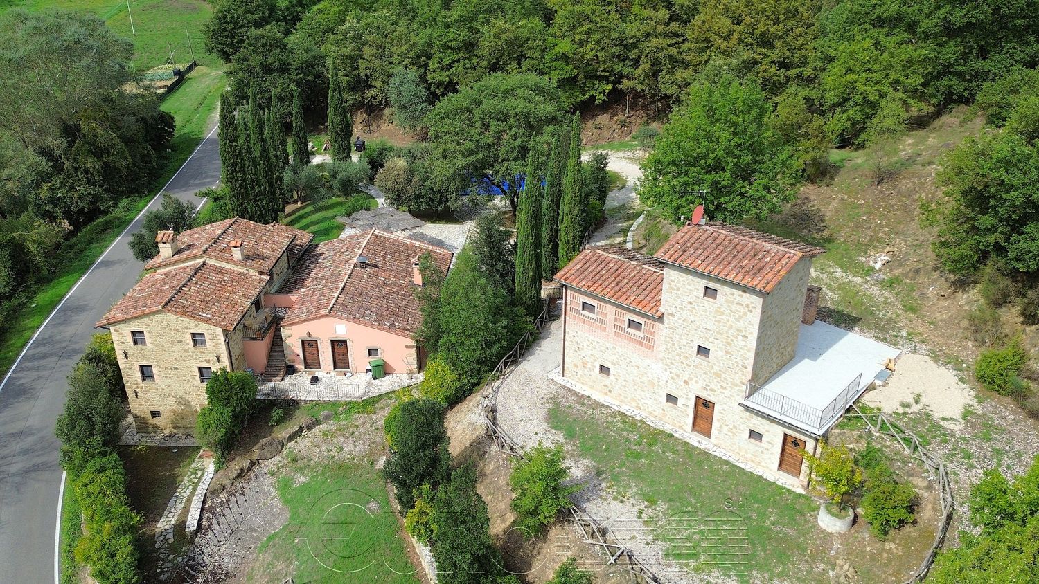 CITTA&#39; DI CASTELLO. Casali con camere, ristorante e piscina