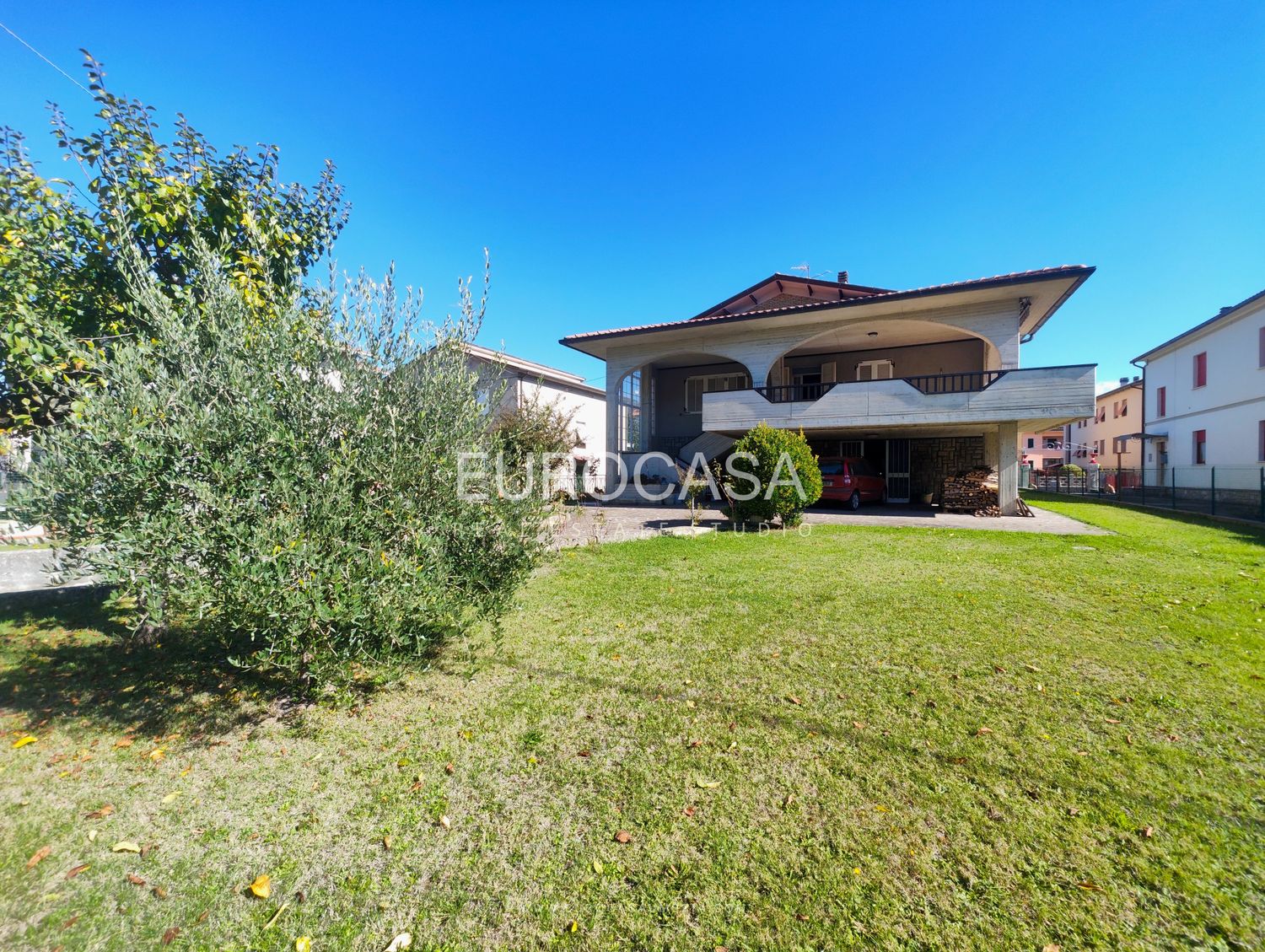 CERBARA. Villa indipendente di 260 mq con terrazza vivibile e ampio giardino privato