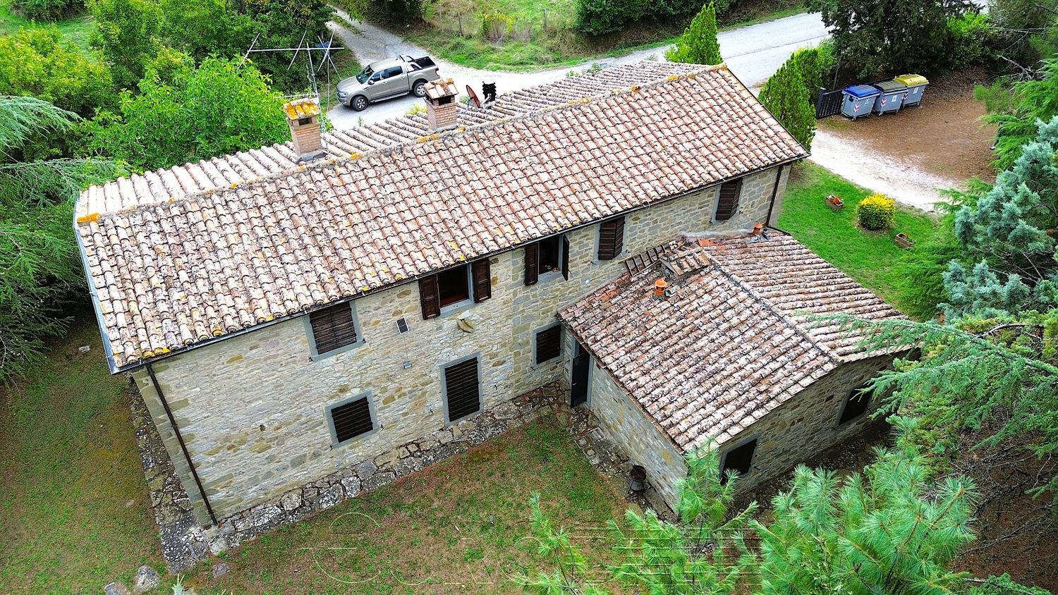 LISCIANO NICCONE. Casale con 5 appartamenti e piscina