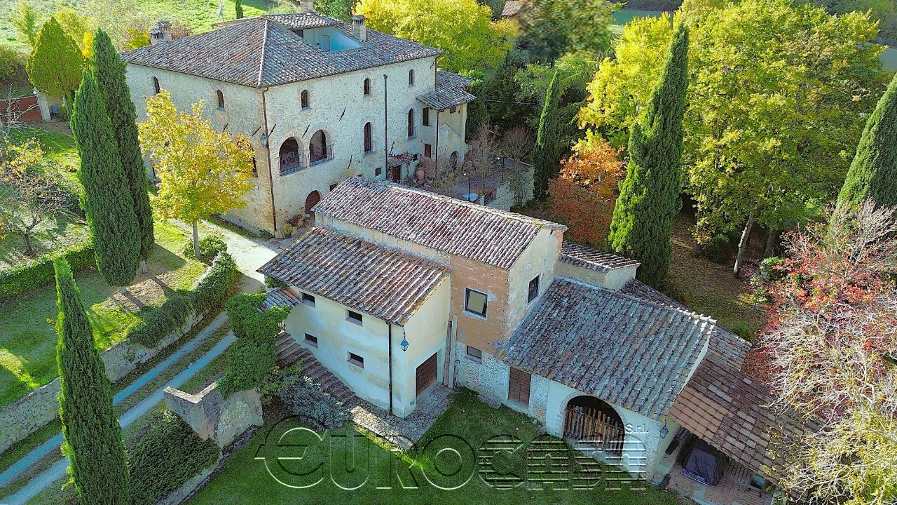 CITTA&#39; DI CASTELLO. Antica cascina con annessi, piscina e terreni