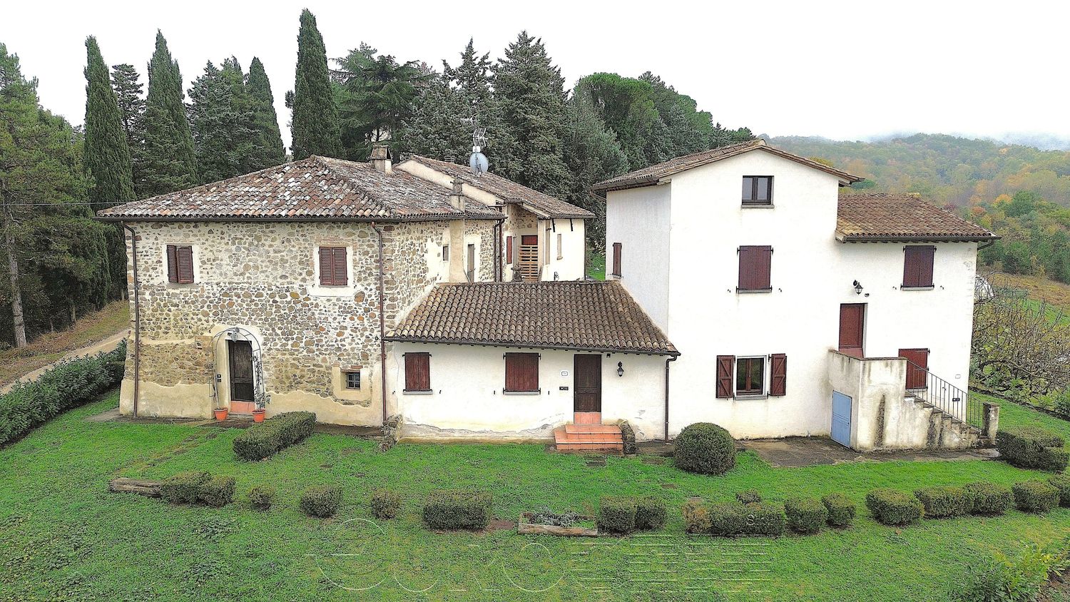 UMBERTIDE. Casale con 5 appartamenti, salone e 5 ettari di terreno