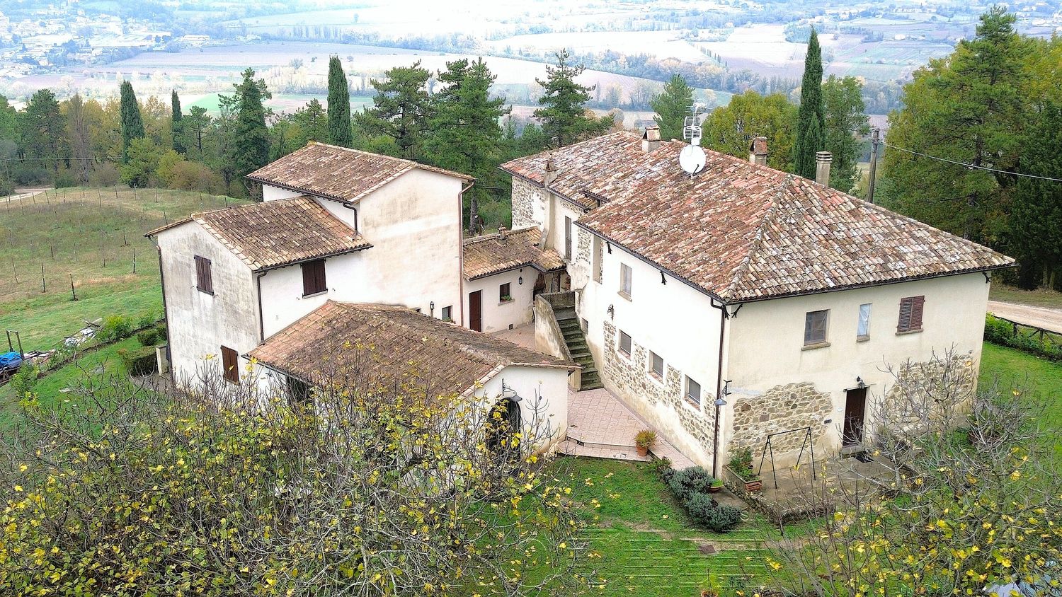 UMBERTIDE. Casale con 5 appartamenti, salone e 5 ettari di terreno