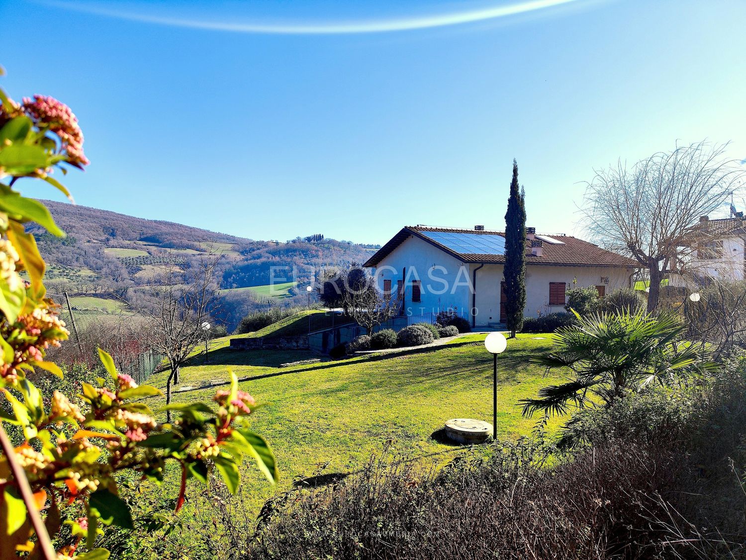 GIOIELLO. Villa indipendente di 300 mq di recente costruzione con ampio giardino privato panoramico