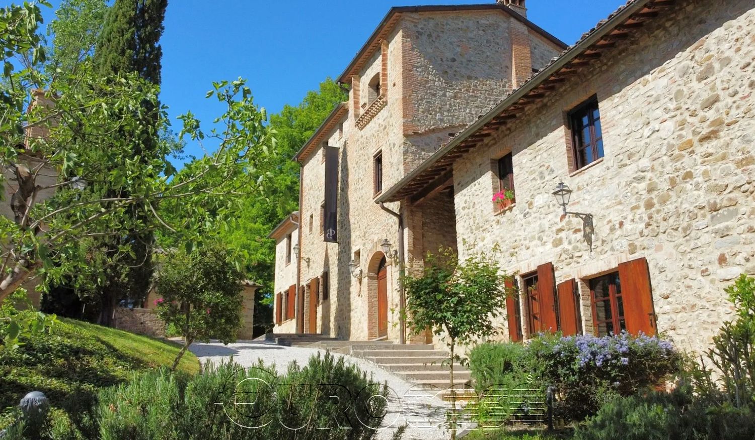 UMBERTIDE. Intero borgo di 1000 mq, con sei abitazioni, campo da tennis e piscina
