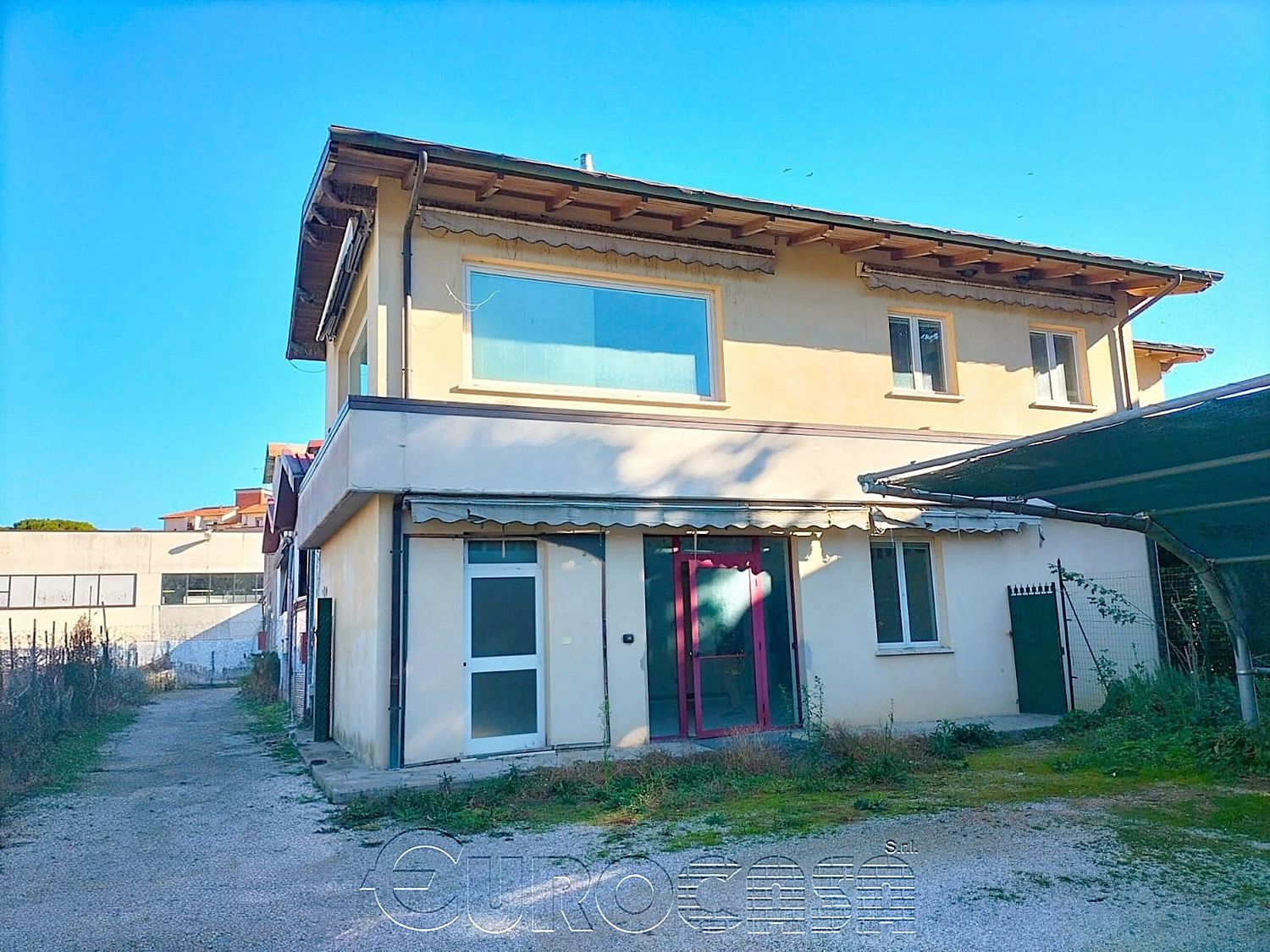 PONTE PATTOLI. Capannone con mostra e uffici