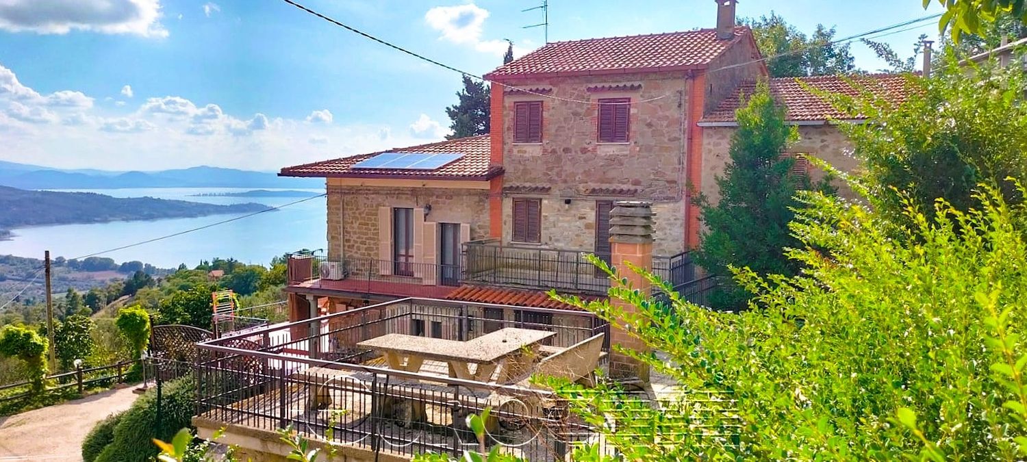 CASTEL RIGONE. Porzione di casale con corte e terrazzo panoramico