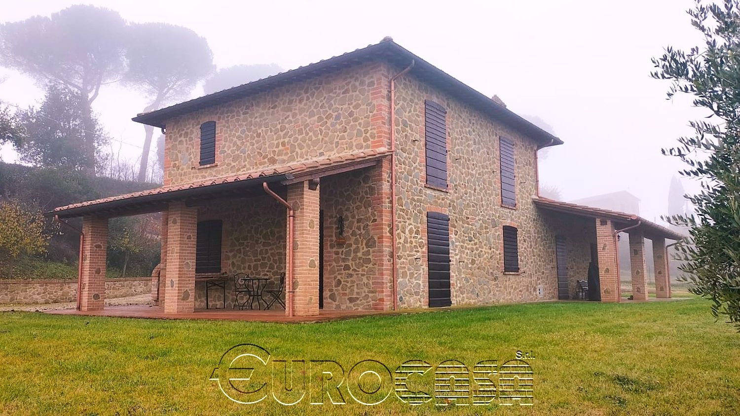 CASTIGLIONE DEL LAGO. Casale con piscina e oliveto