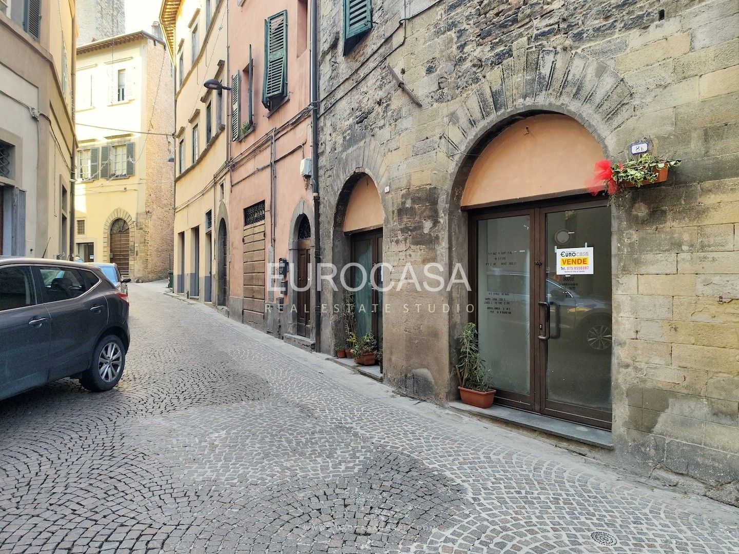 CENTRO STORICO. Negozio di 50 mq con tre vetrine in posizione centralissima