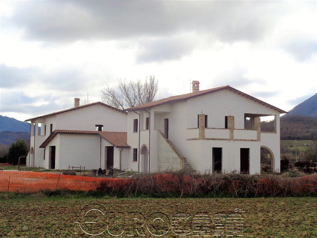 UMBERTIDE. Ville indipendenti nuove di 200 mq ciascuna UMBERTIDE. Ville indipendenti nuove di 200 mq ciascuna