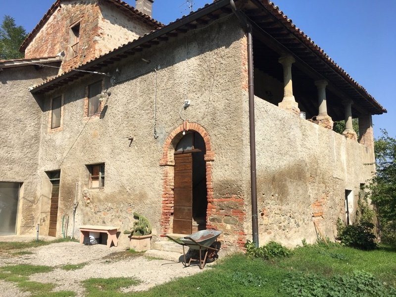 BONSCIANO. Porzione di casale di 250 mq da restaurare BONSCIANO. Porzione di casale di 250 mq da restaurare