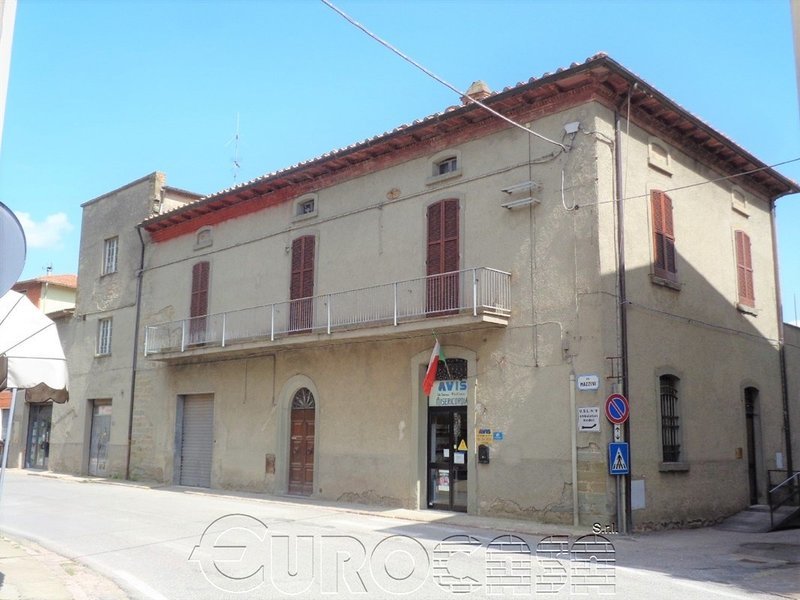 MERCATALE. Intero stabile con due appartamenti e locali comm.li MERCATALE. Intero stabile con due appartamenti e locali comm.li