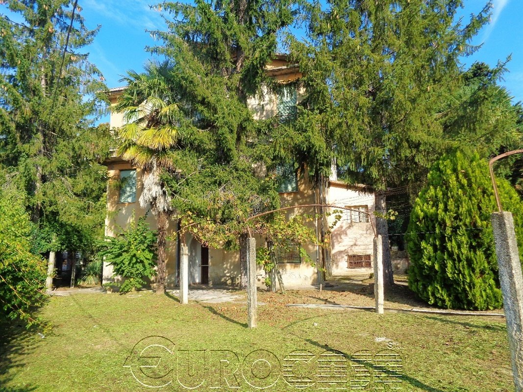 PIERANTONIO. Antica villa trifamiliare di 300 mq in centro PIERANTONIO. Antica villa trifamiliare di 300 mq in centro