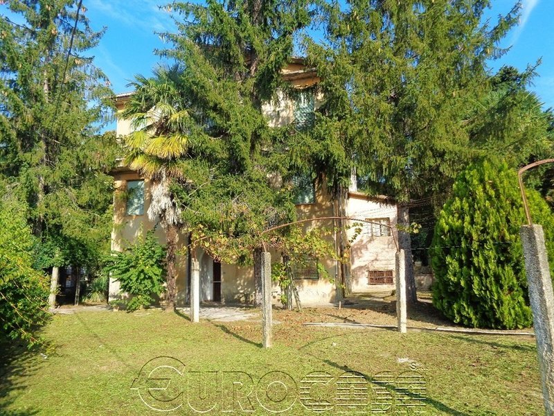 PIERANTONIO. Antica villa trifamiliare di 300 mq in centro PIERANTONIO. Antica villa trifamiliare di 300 mq in centro