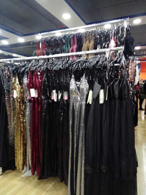 UMBERTIDE. Negozio di abbigliamento ad articoli vari UMBERTIDE. Negozio di abbigliamento ad articoli vari