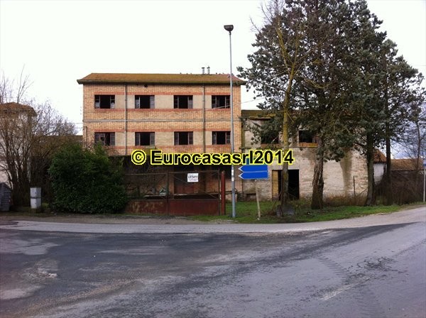 CALZOLARO. Ex opificio di 12000 mq con terreno CALZOLARO. Ex opificio di 12000 mq con terreno