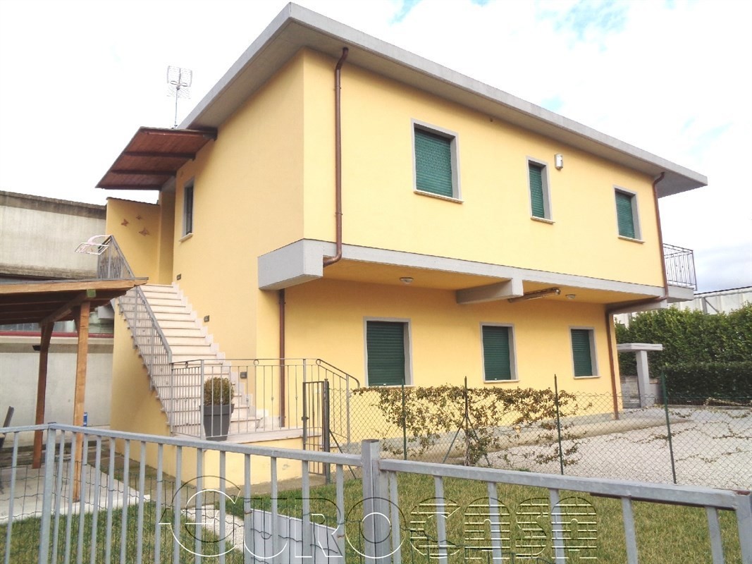 UMBERTIDE. Villetta bifamiliare di 170 mq con capannone UMBERTIDE. Villetta bifamiliare di 170 mq con capannone