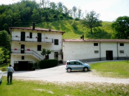 PIETRALUNGA. Piccola azienda agraria con due appartamenti e capanni PIETRALUNGA. Piccola azienda agraria con due appartamenti e capanni