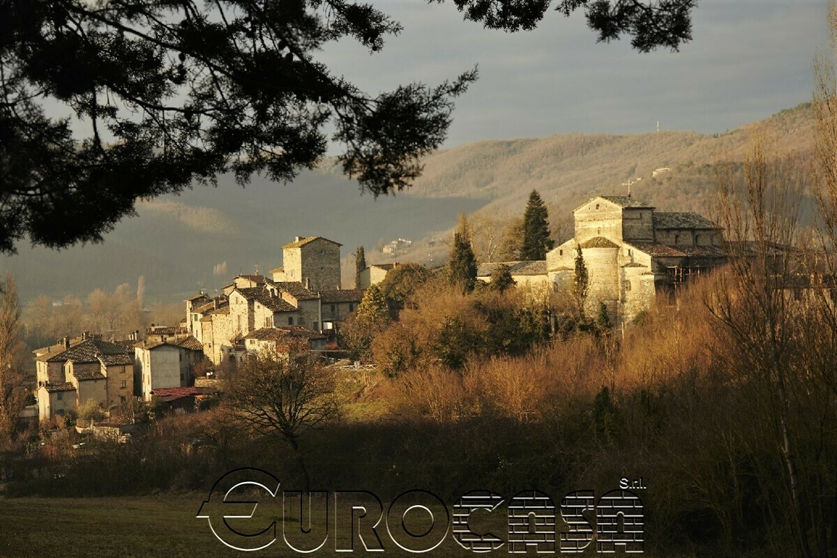 BADIA PETROIA. Torre medioevale di 300 mq ristrutturata all'interno di un caratteristico borgo
