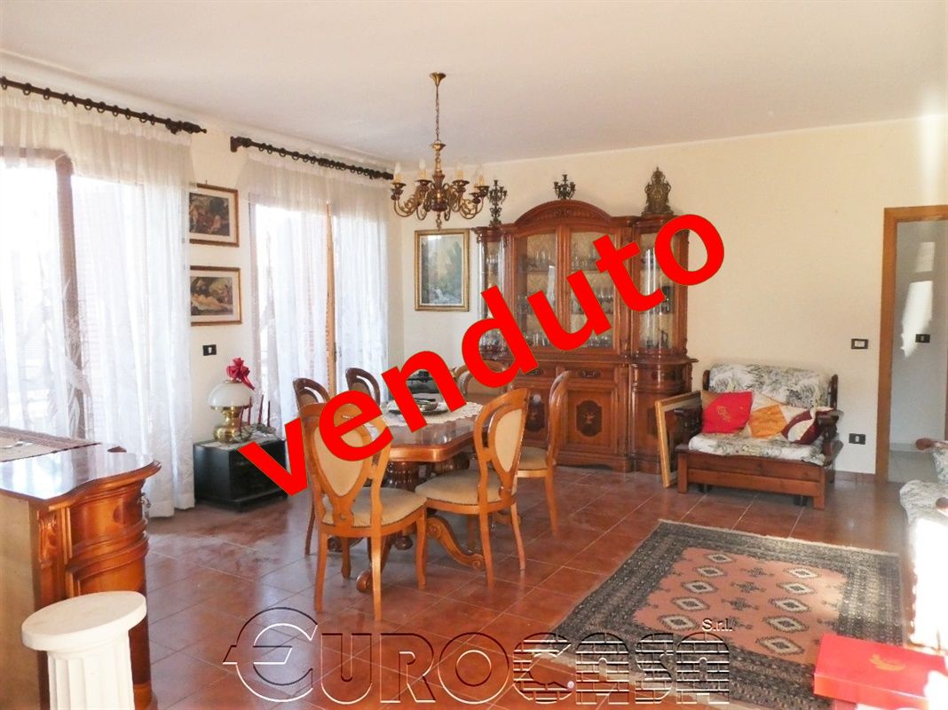 RAMAZZANO. Appartamento indipendente con grande terrazzo.