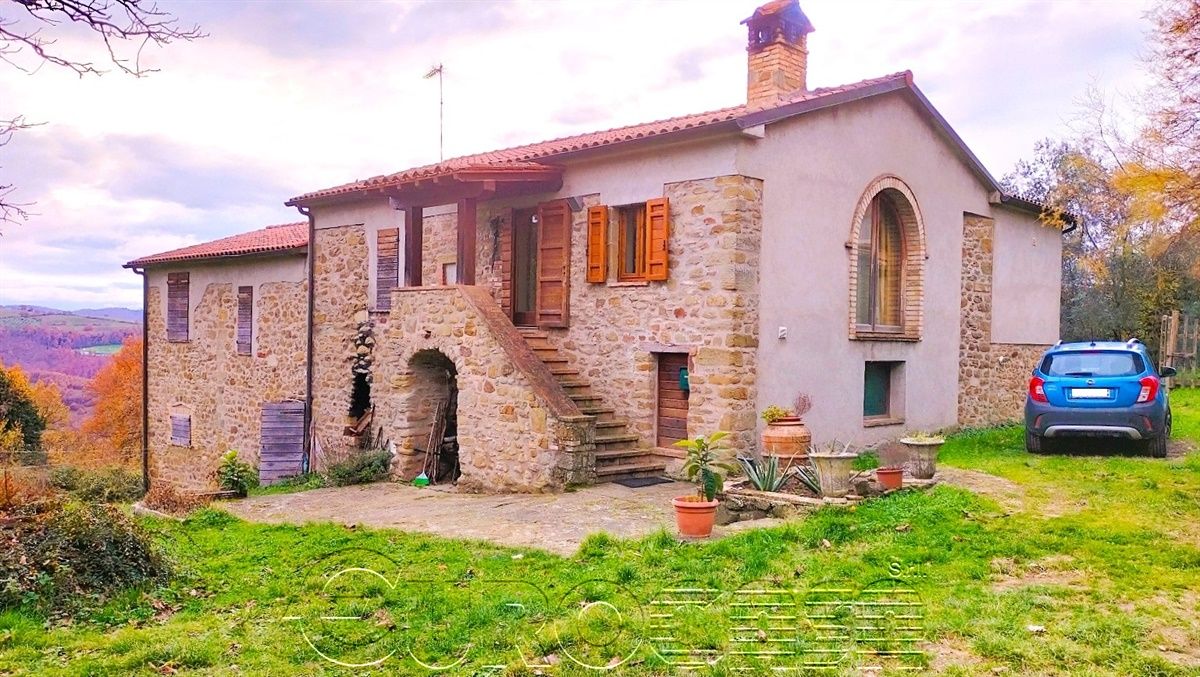 VALLE DEL NICCONE. Proprietà con due casali di 460 mq con 50 ettari di terreno
