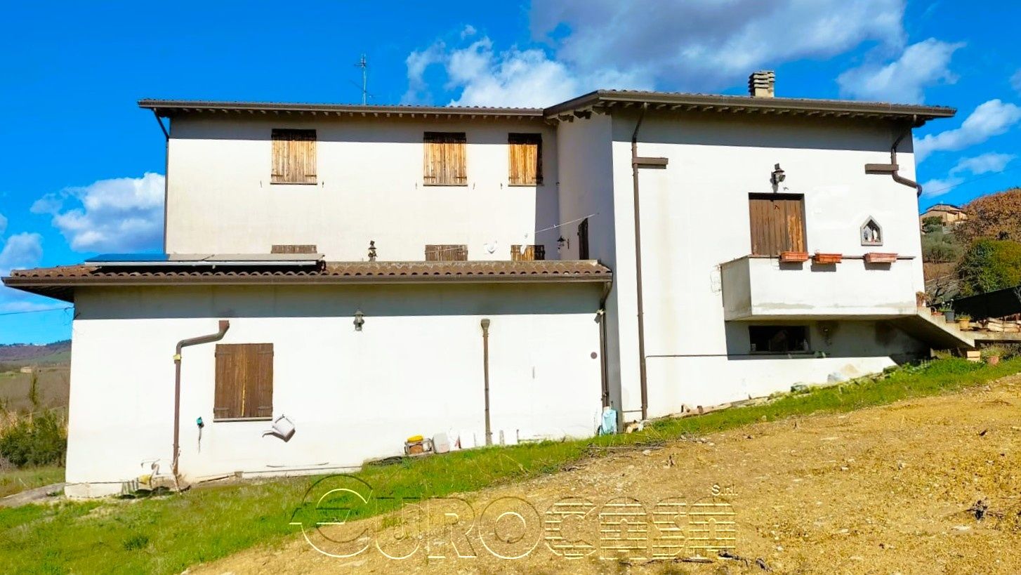 ASSISI. Casale con terreno, oliveto, annesso e capannone