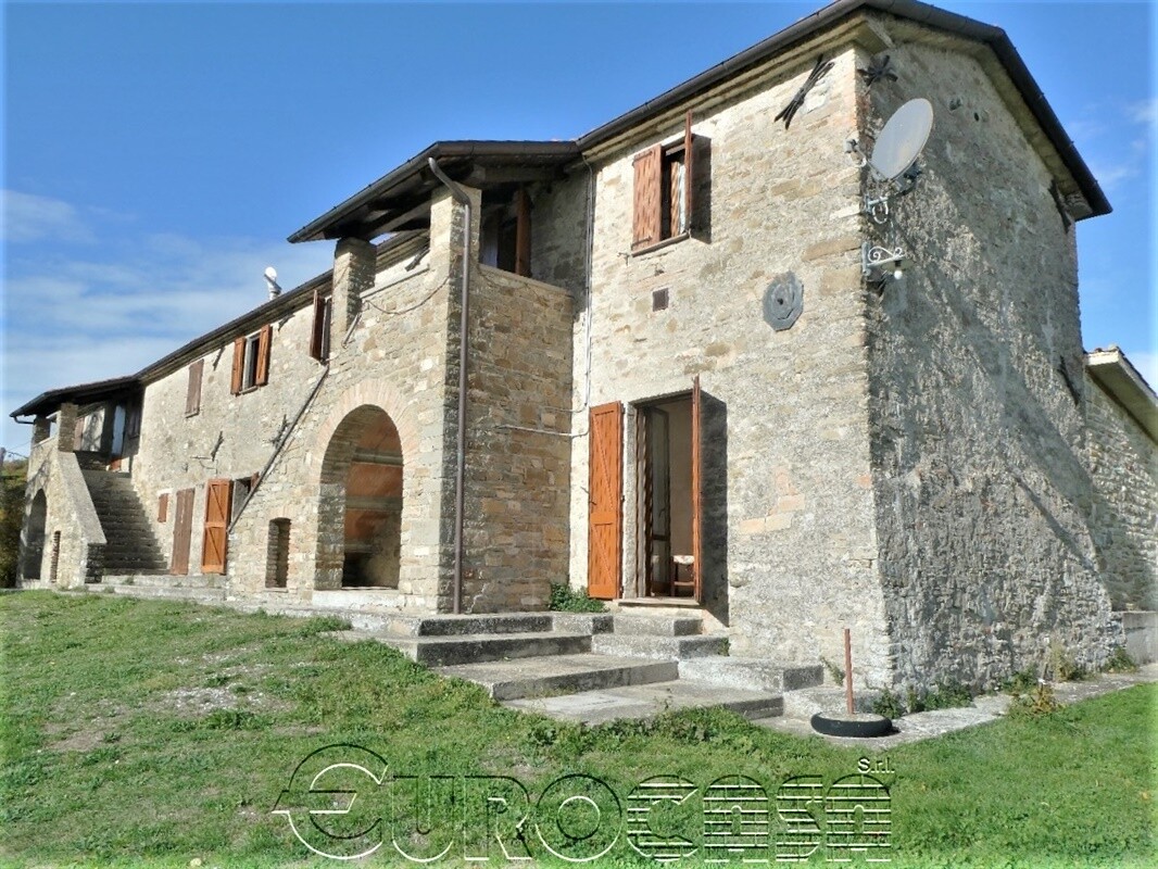 MONTONE. Casale con appartamenti e 45 ha di terreno