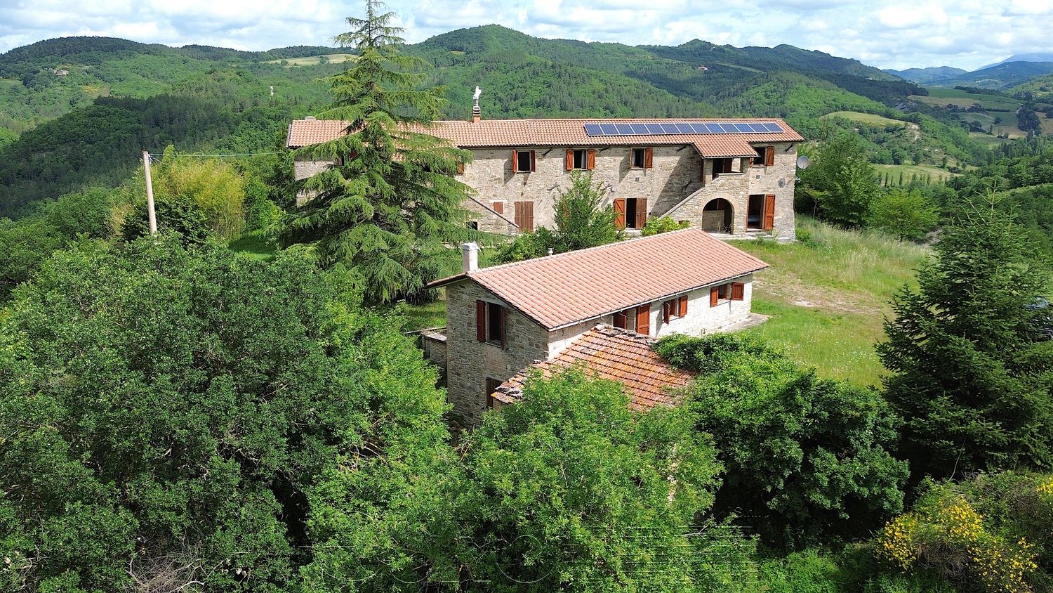 MONTONE. Casale con appartamenti e 45 ha di terreno