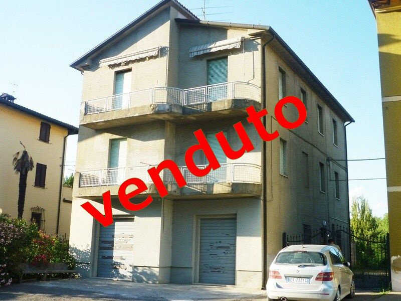 MONTECASTELLI. Intera palazzina con garage e ampio giardino