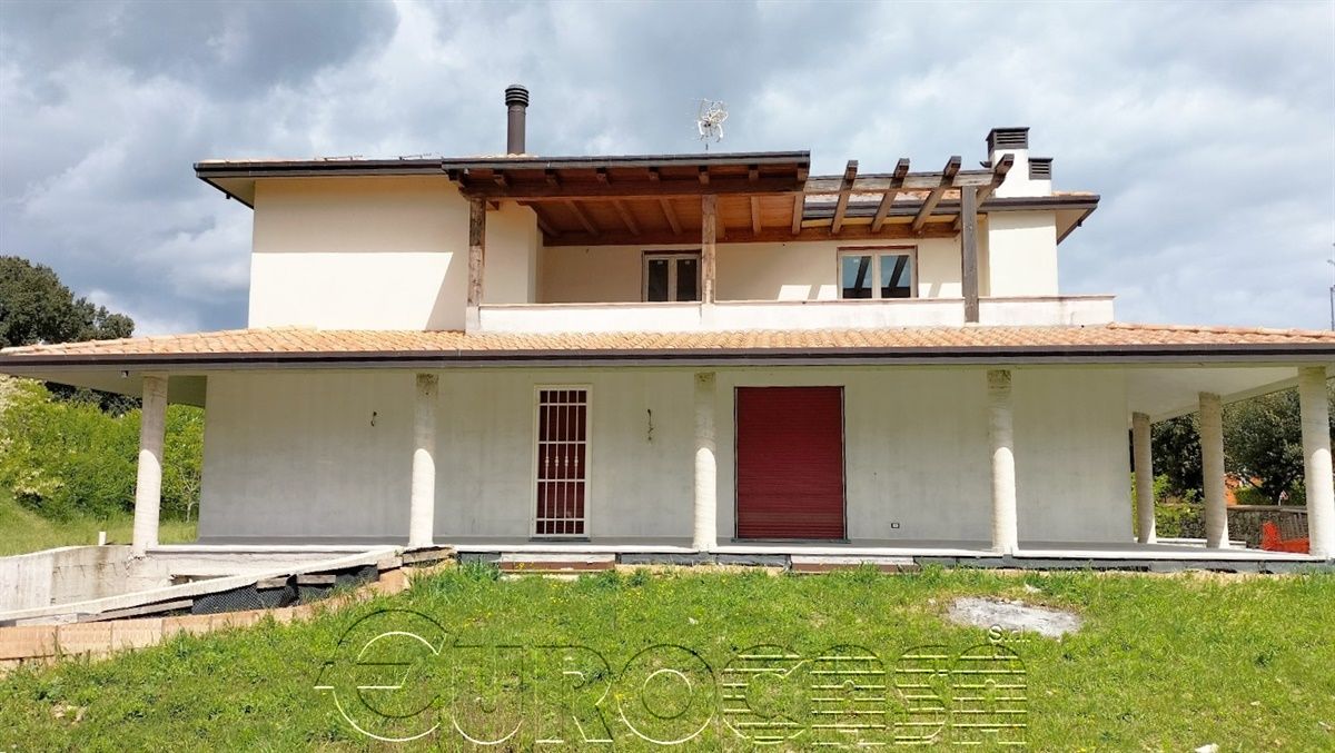 PIERANTONIO. Intera villa bifamiliare con taverna