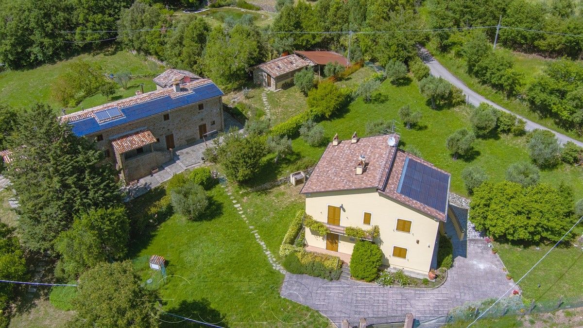 CITTA' DI CASTELLO. Casale con villa, annesso, ampio terreno e piscina ecologica
