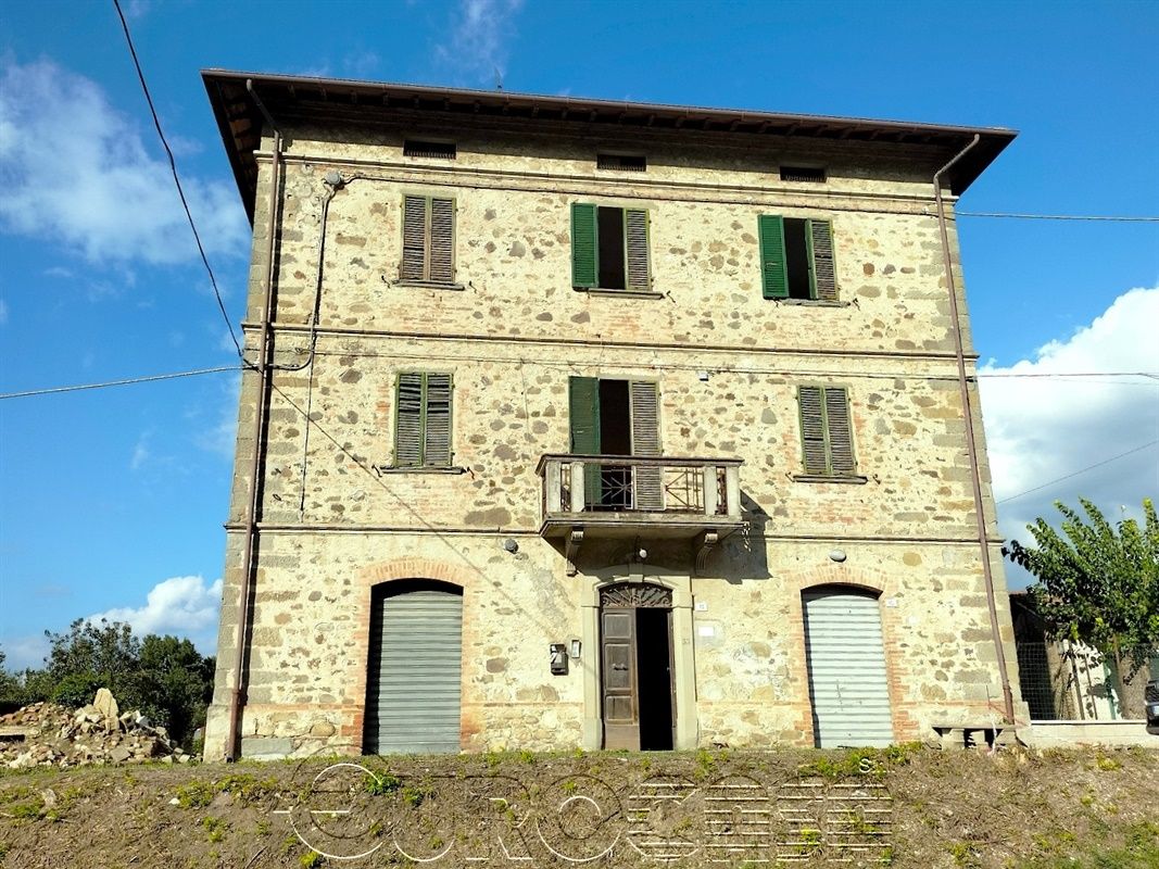 MONTECASTELLI. Intero casale da ristrutturare con annesso