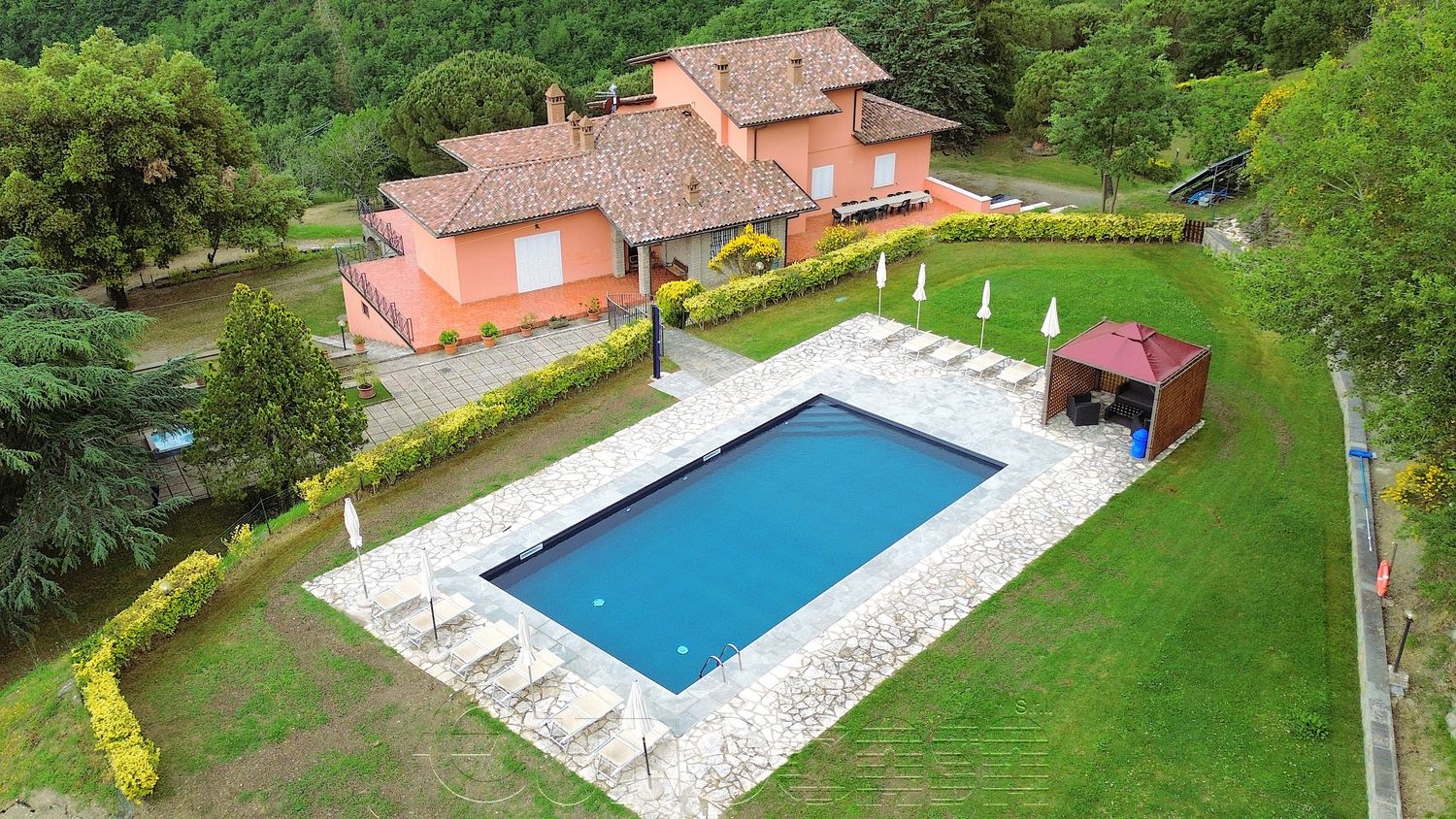 CORTONA. Villa divisa in 3 appartamenti adatta per B&amp;B