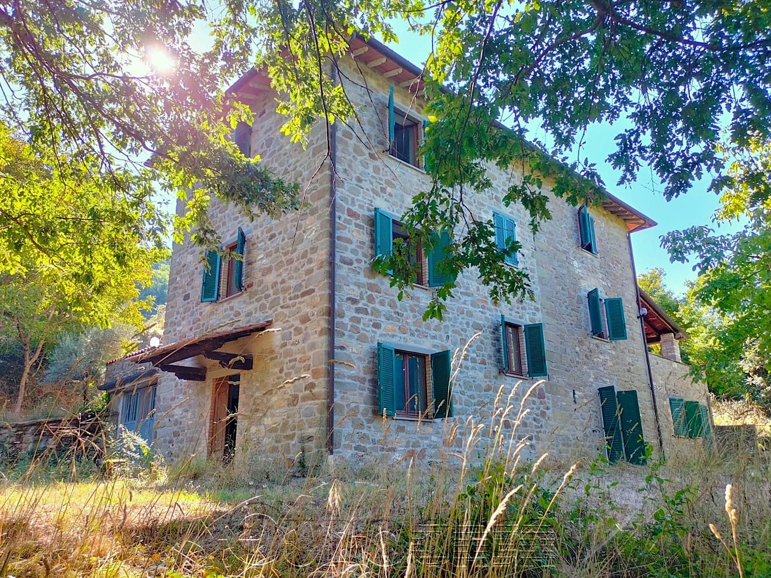 SEANO. Casale con circa 4 ettari di terreno.