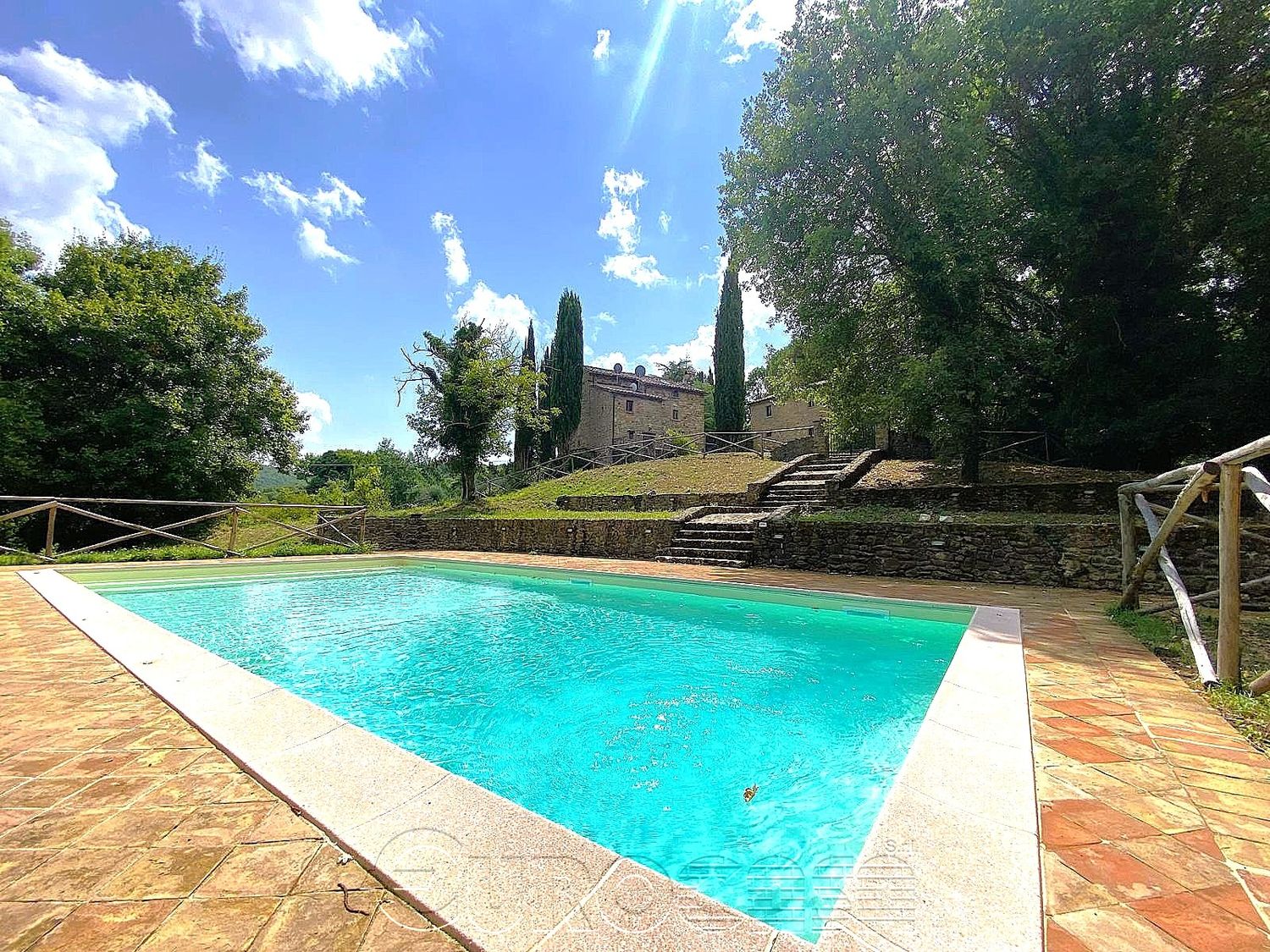 CORTONA Loc. Falzano Proprietà composta da due casali con terreno e piscina