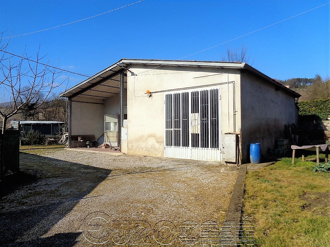 UMBERTIDE. Capannone di 150 mq con terreno