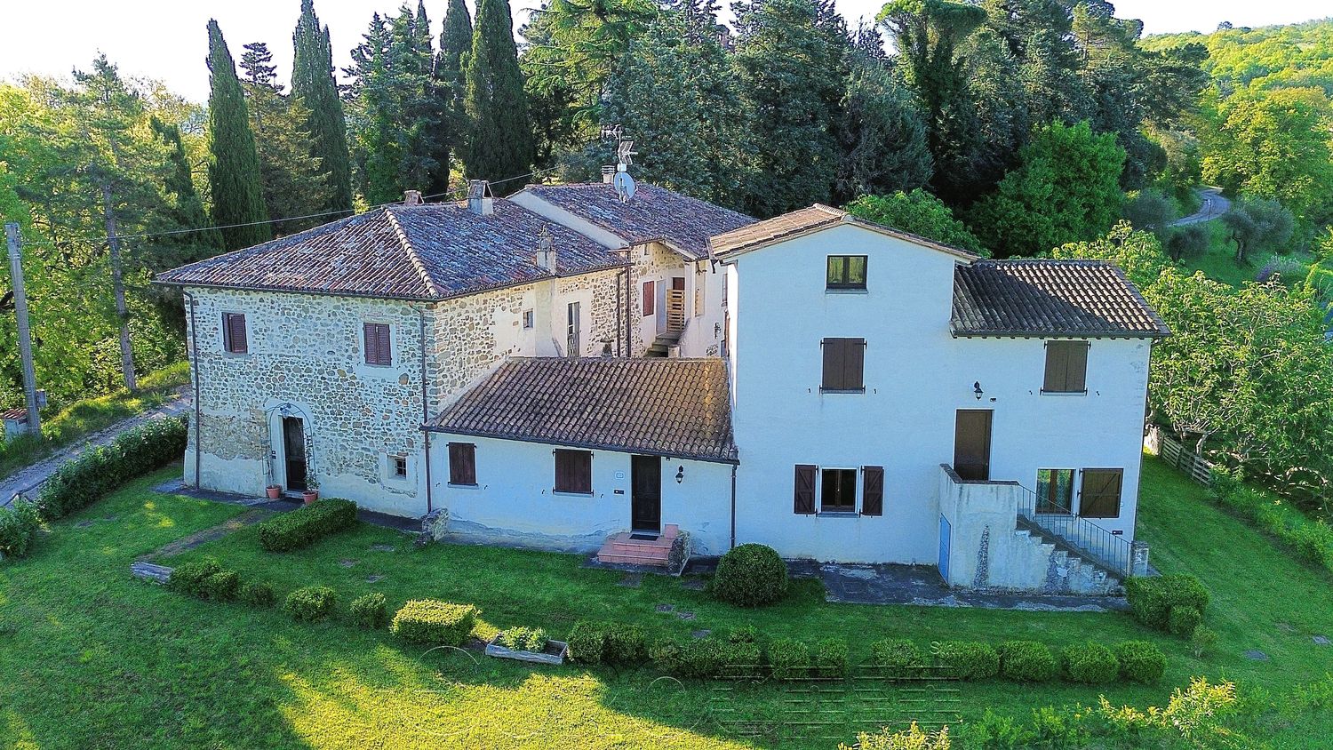 UMBERTIDE. Casale con 5 appartamenti, salone e 5 ettari di terreno