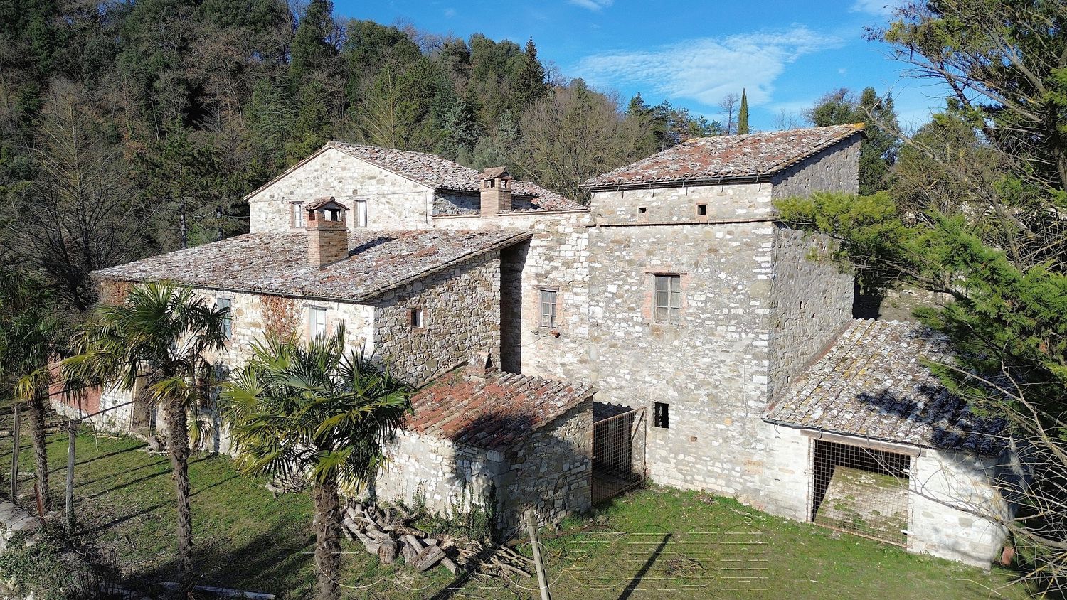 PERUGIA. Antico casale con annessi e terreno