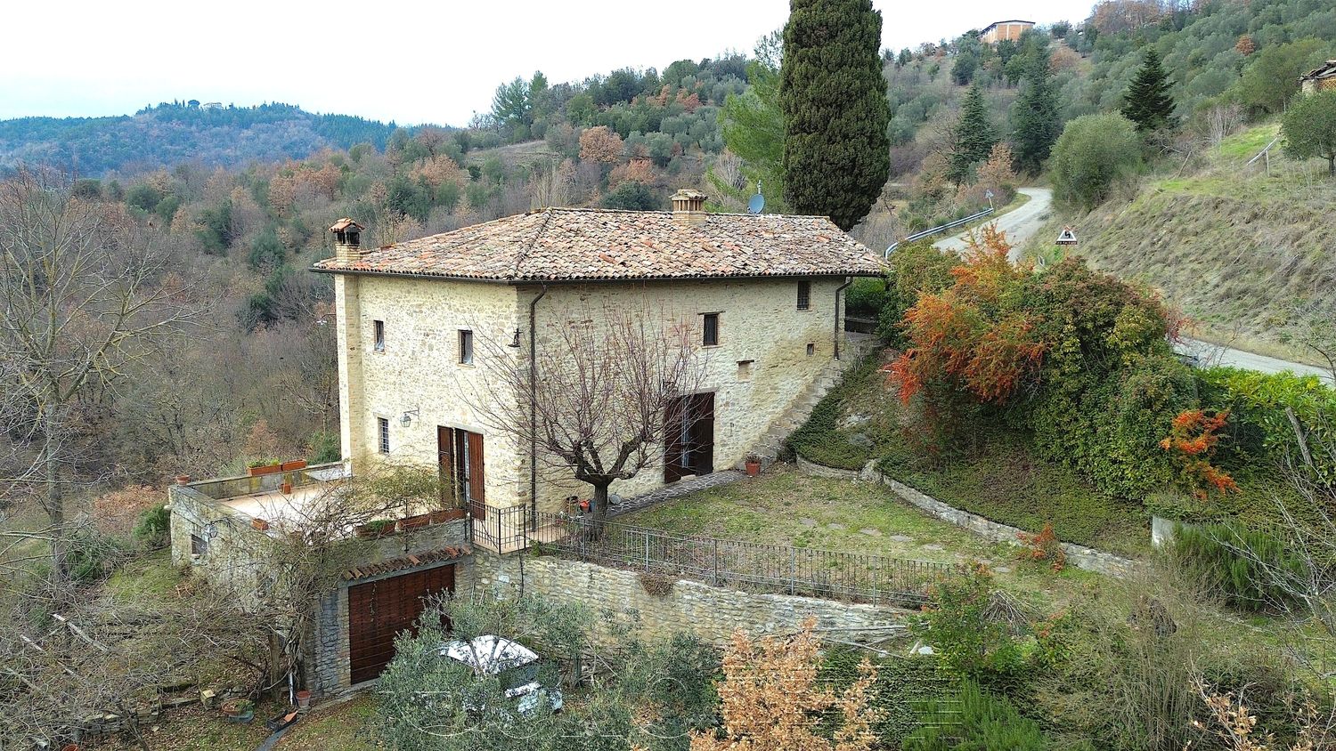 MONTE SANTA MARIA TIBERINA. Casale con oliveto e 1,5 ha di terreno
