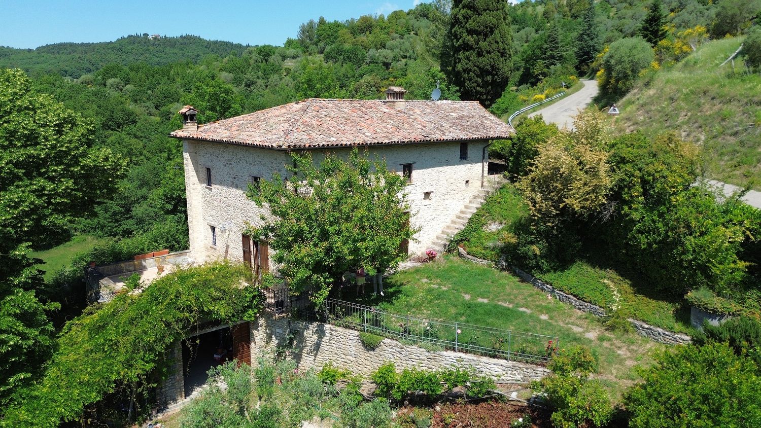 MONTE SANTA MARIA TIBERINA. Casale con oliveto e 1,5 ha di terreno