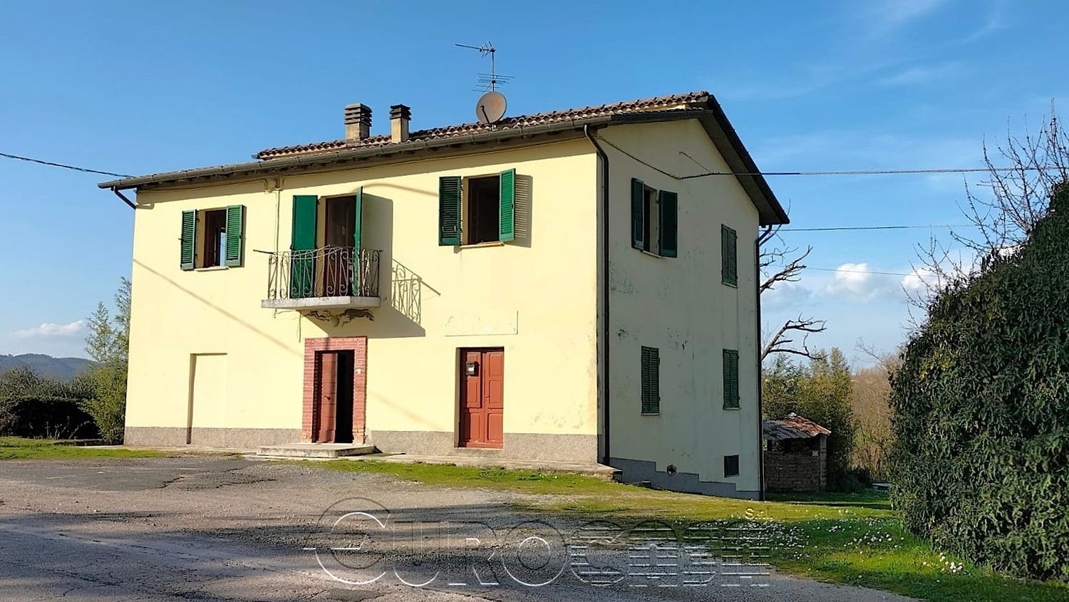 MONTECASTELLI. Casa singola con ampio terreno.
